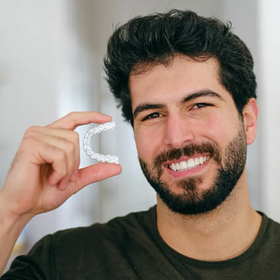 Paciente mostrando su alineador Invisalign
