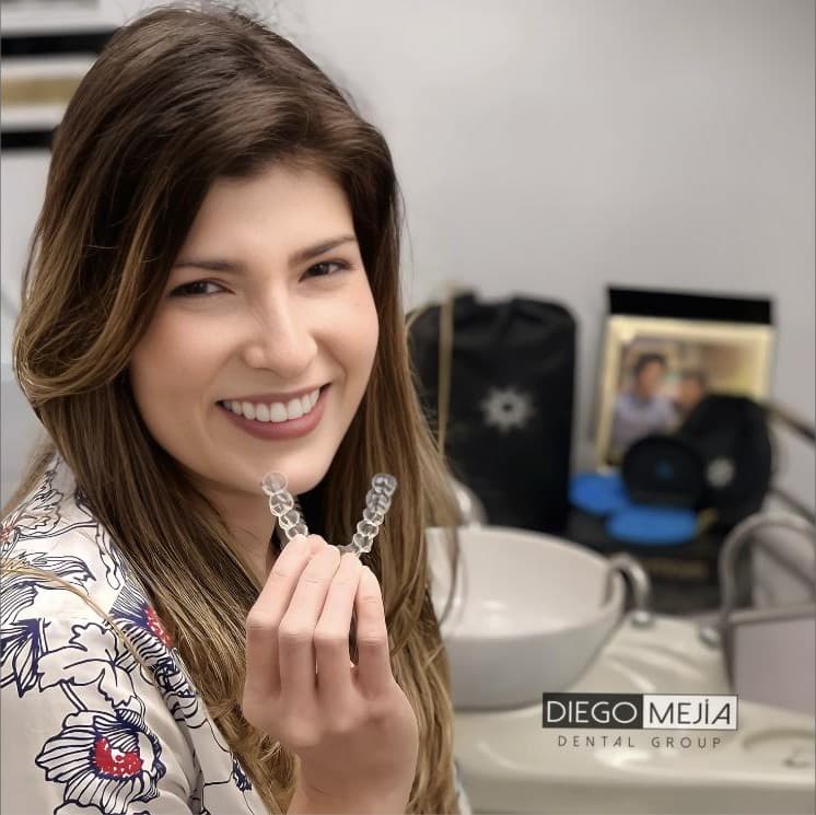 Paciente con sus alineadores Invisalign