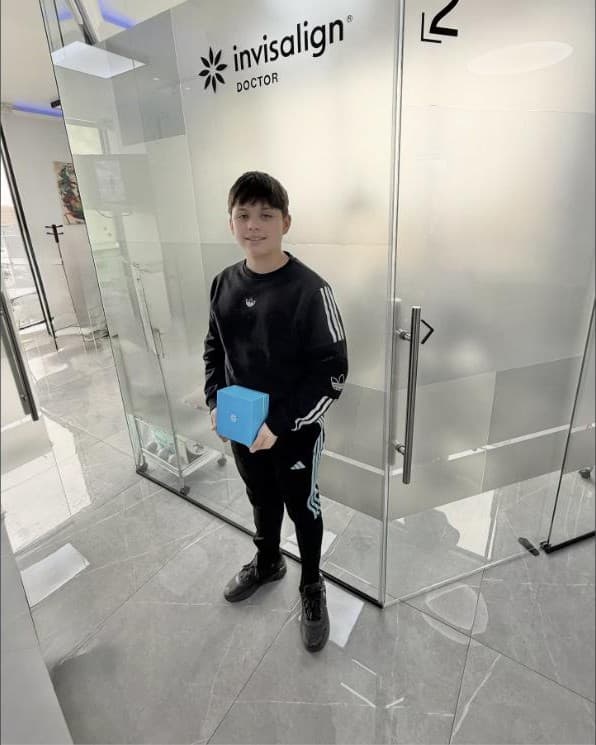 Adolescente iniciando su tratamiento Invisalign