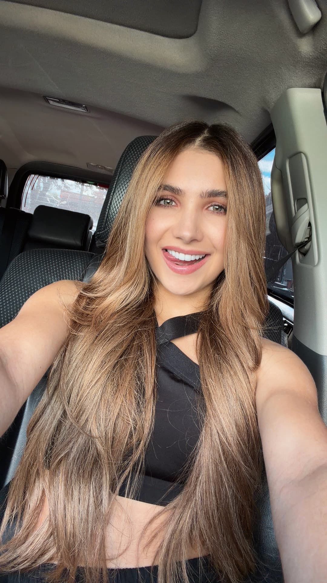Mujer sonriendo, Diego Mejía Dental Group
