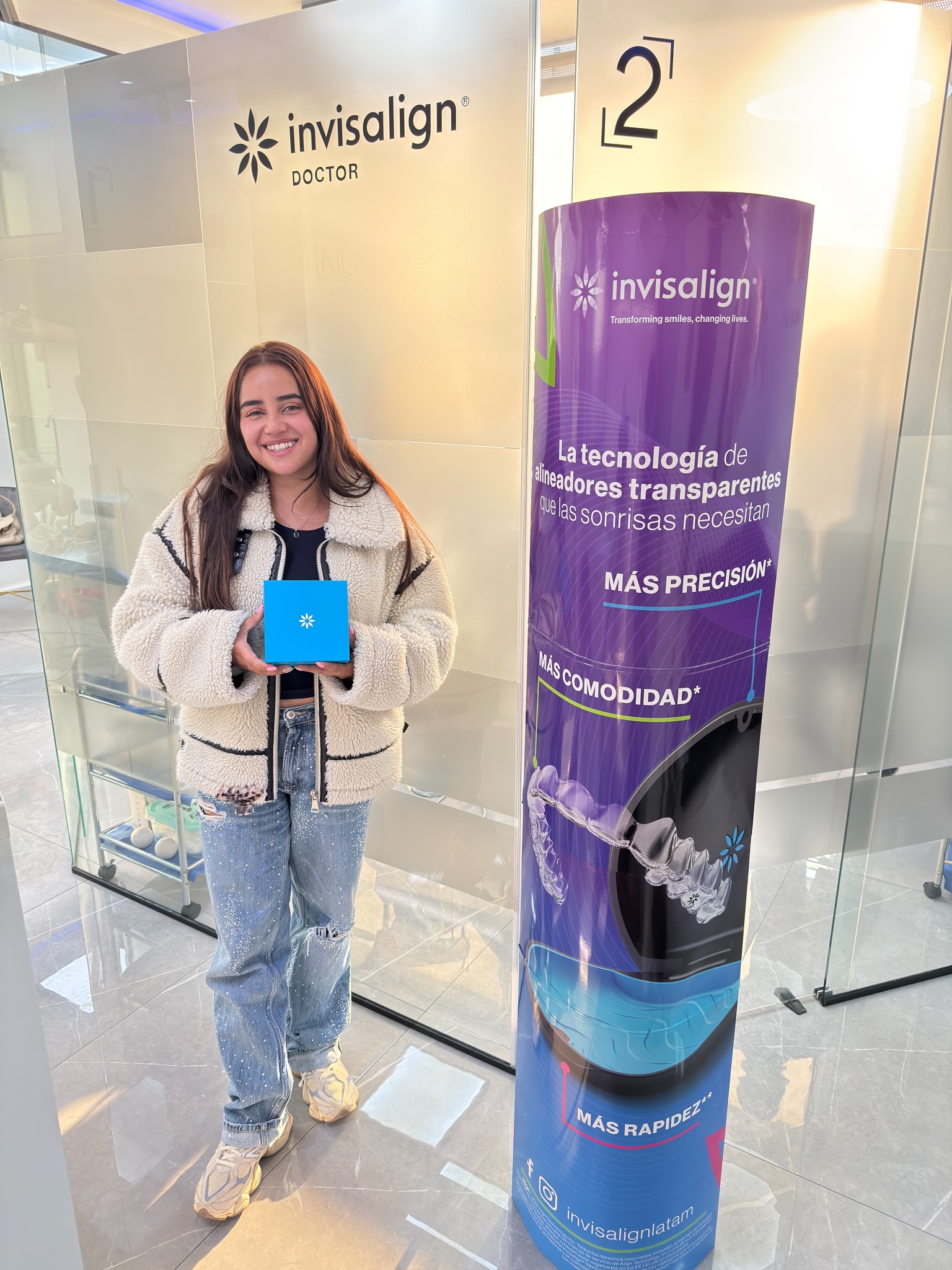 Paciente con alineadores invisibles Invisalign en Bogotá